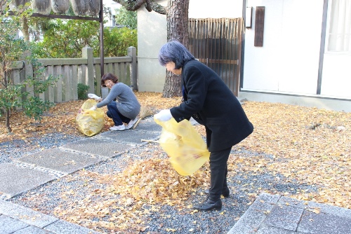 4738-13.12.11若宮八幡美化　2人.jpg